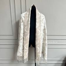 Chanel 25K CC Logo Reversible Scarf – Beige & White 淺米及白色 - Paris Insider HK limited
