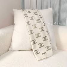 Chanel 25K CC Logo Reversible Scarf – Beige & White 淺米及白色 - Paris Insider HK limited